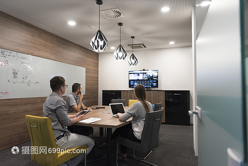 現(xiàn)代辦公室的輕人工作場(chǎng)景 筆記本電腦與咖啡的協(xié)作融合